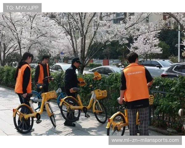 志愿服务队为老年骑行者提供路线规划与途中照看