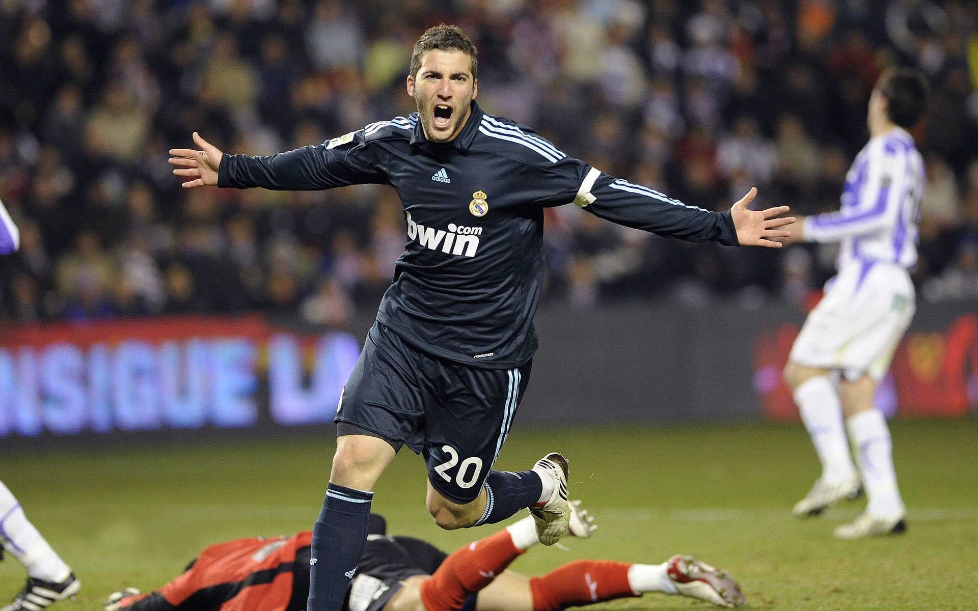 米兰体育-“快艇冲浪：速度与自由的完美碰撞在东三叉湖展开”